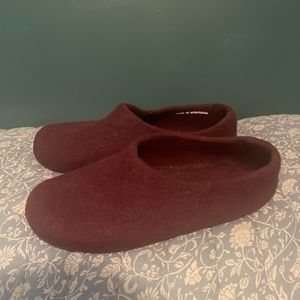 Kyrgies Classic: Stylishly simple felted wool slippers size euro 41 Womans 10.5